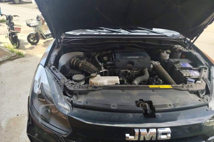Used JMC Baodian 2020 2.5T Diesel Two-Wheel Drive Comfort Edition Long Wheelbase JX4D25A6L Engine Bay Right