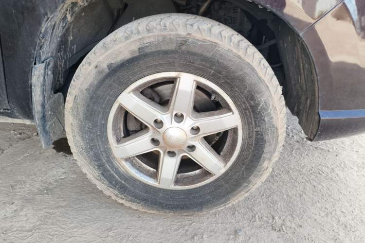 Used JMC Baodian 2020 2.5T Diesel Two-Wheel Drive Comfort Edition Long Wheelbase JX4D25A6L Right Front Wheel Hub