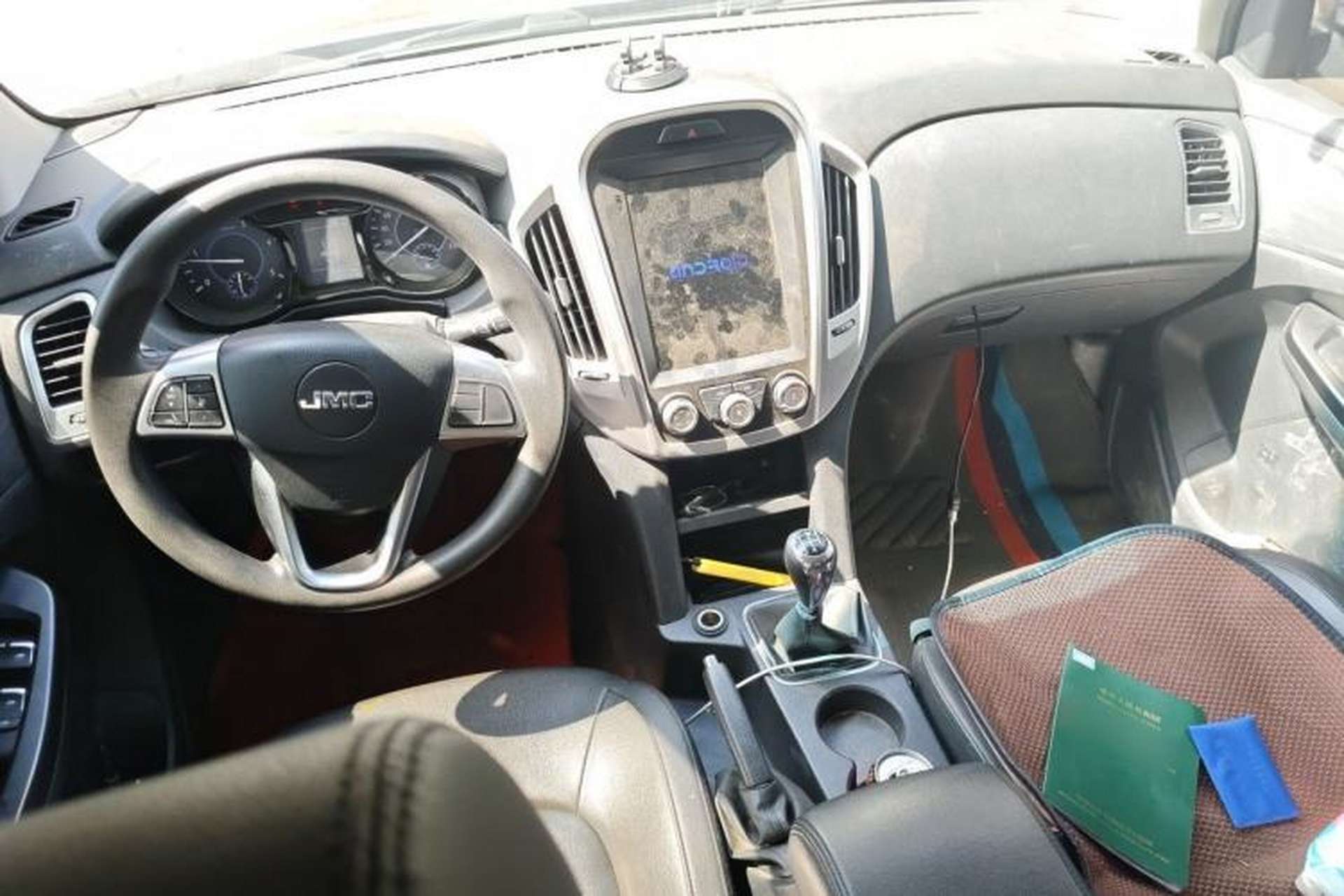 Used JMC Baodian 2020 2.5T Diesel Two-Wheel Drive Comfort Edition Long Wheelbase JX4D25A6L Center Console