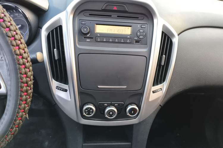Used JMC Baodian 2020 2.5T Diesel Two-Wheel Drive Comfort Edition Long Wheelbase JX4D25A6L Audio And AC Panel