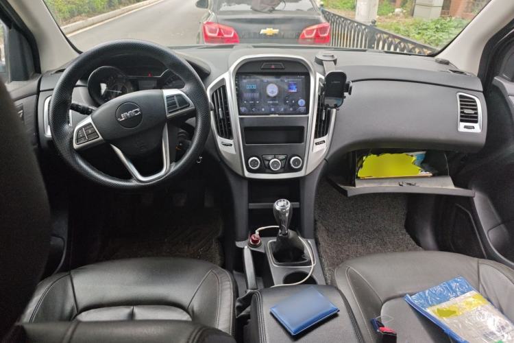 Used JMC Baodian 2020 2.5T Diesel Two-Wheel Drive Comfort Edition Long Wheelbase JX4D25A6L Center Console