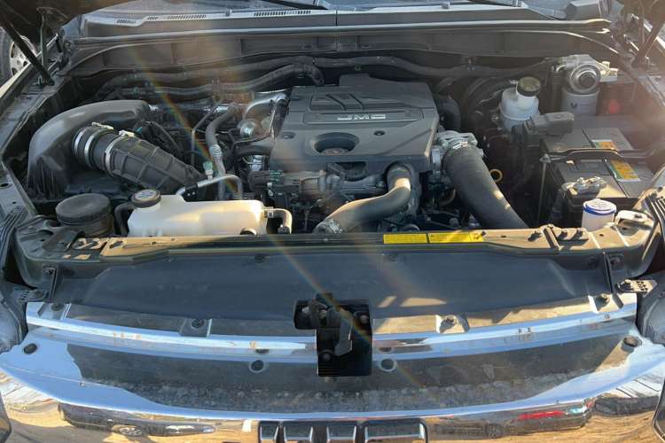 Used JMC Baodian 2020 2.5T Diesel Two-Wheel Drive Comfort Edition Long Wheelbase JX4D25A6L Engine Bay