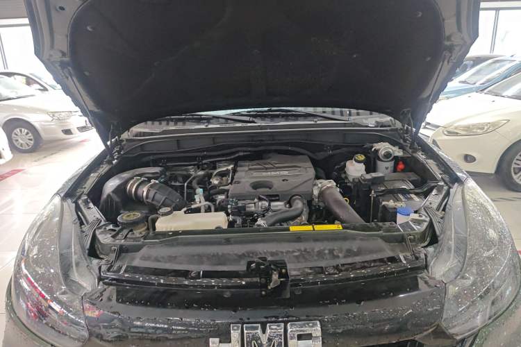 Used JMC Baodian 2020 2.5T Diesel Two-Wheel Drive Comfort Edition Long Wheelbase JX4D25A6L Engine Bay