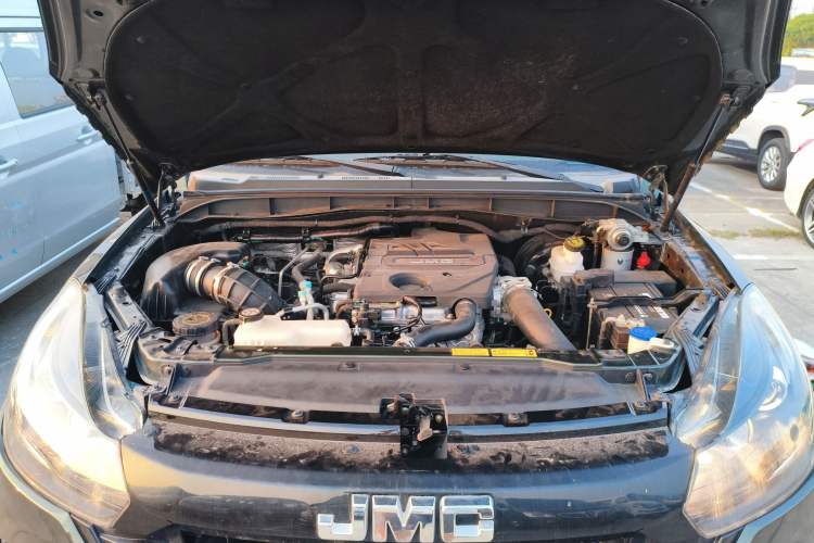 Used JMC Baodian 2020 2.5T Diesel Two-Wheel Drive Comfort Edition Long Wheelbase JX4D25A6L Engine Bay