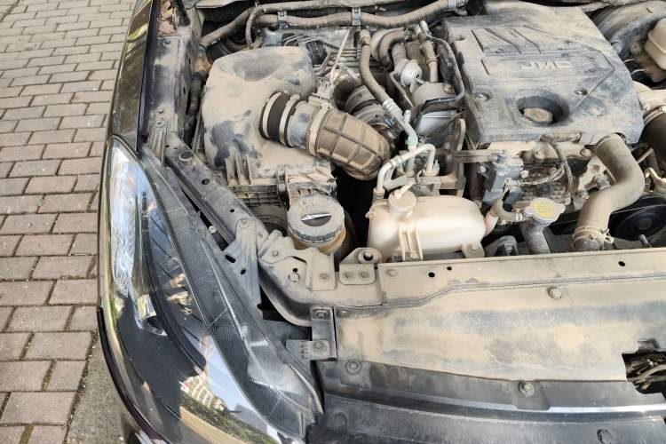 Used JMC Baodian 2020 2.5T Diesel Two-Wheel Drive Comfort Edition Long Wheelbase JX4D25A6L Engine Bay Right