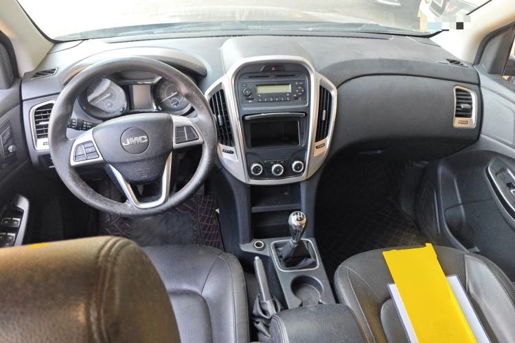 Used JMC Baodian 2020 2.5T Diesel Two-Wheel Drive Comfort Edition Standard Wheelbase JX4D25A6L Center Console