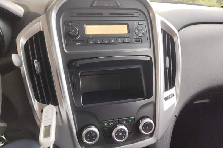 Used JMC Baodian 2020 2.5T Diesel Two-Wheel Drive Comfort Edition Long Wheelbase JX4D25A6L Audio And AC Panel