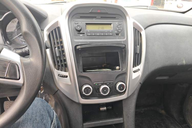Used JMC Baodian 2020 2.5T Diesel Two-Wheel Drive Comfort Edition Long Wheelbase JX4D25A6L Audio And AC Panel