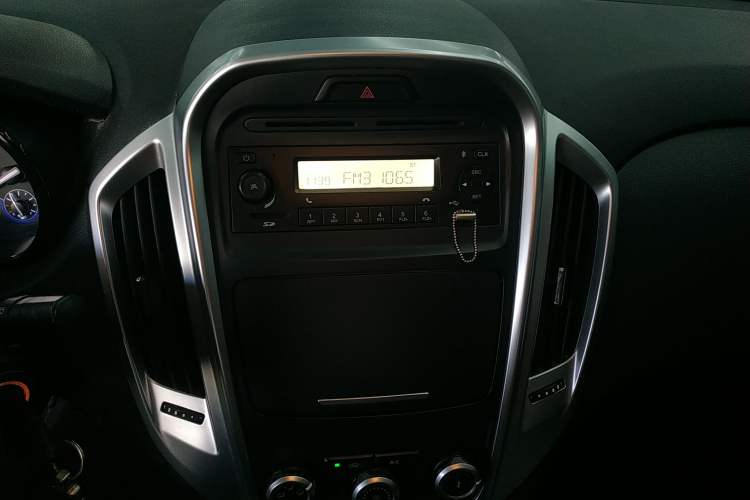 Used JMC Baodian 2020 2.5T Diesel Two-Wheel Drive Comfort Edition Long Wheelbase JX4D25A6L Audio And AC Panel