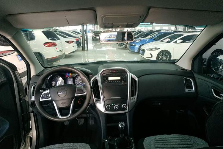 Used JMC Baodian 2020 2.5T Diesel Two-Wheel Drive Comfort Edition Long Wheelbase JX4D25A6L Center Console