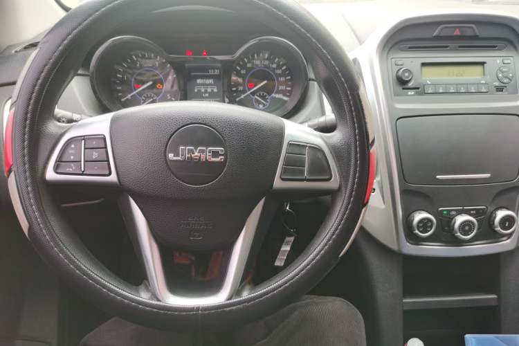 Used JMC Baodian 2020 2.5T Diesel Two-Wheel Drive Luxury Edition Long Wheelbase JX4D25A6L Center Console