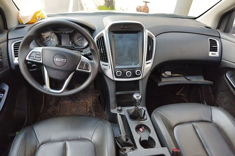 Used JMC Baodian 2020 2.5T Diesel 4x4 Comfort Edition Long Wheelbase JX4D25A6L Center Console