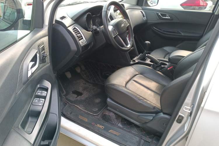 Used JMC Baodian 2020 2.5T Diesel Two-Wheel Drive Comfort Edition Standard Wheelbase JX4D25A6L Driver Seat
