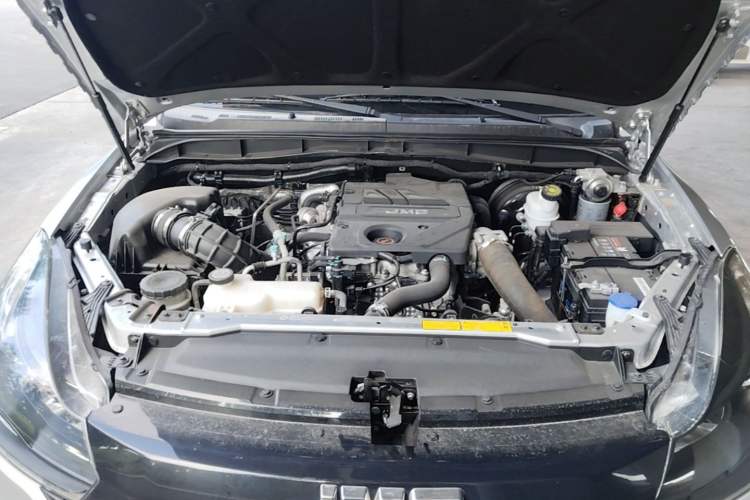 Used JMC Baodian 2020 2.5T Diesel Two-Wheel Drive Comfort Edition Long Wheelbase JX4D25A6L Engine Bay