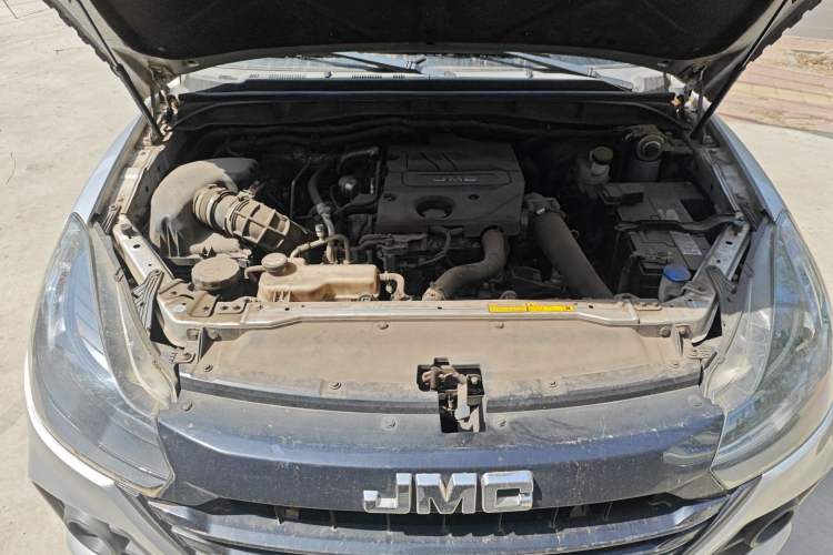 Used JMC Baodian 2020 2.5T Diesel Two-Wheel Drive Comfort Edition Standard Wheelbase JX4D25A6L Engine Bay