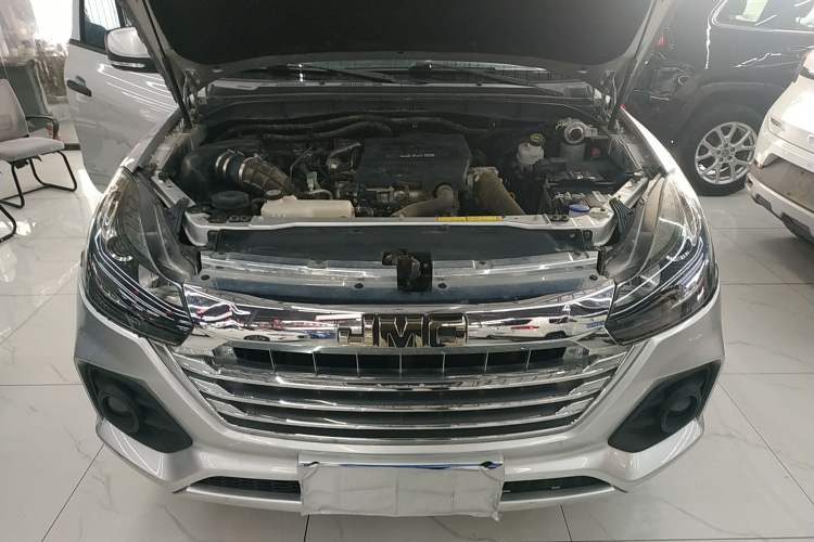 Used JMC Baodian 2020 2.5T Diesel Two-Wheel Drive Comfort Edition Long Wheelbase JX4D25A6L Engine Bay