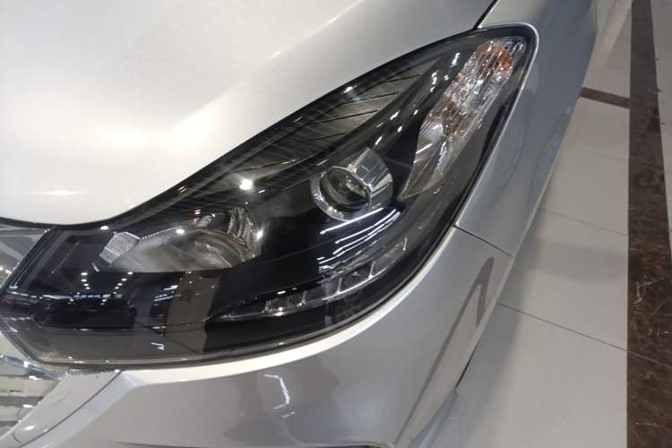 Used JMC Baodian 2020 2.5T Diesel Two-Wheel Drive Comfort Edition Long Wheelbase JX4D25A6L Left Front Headlight