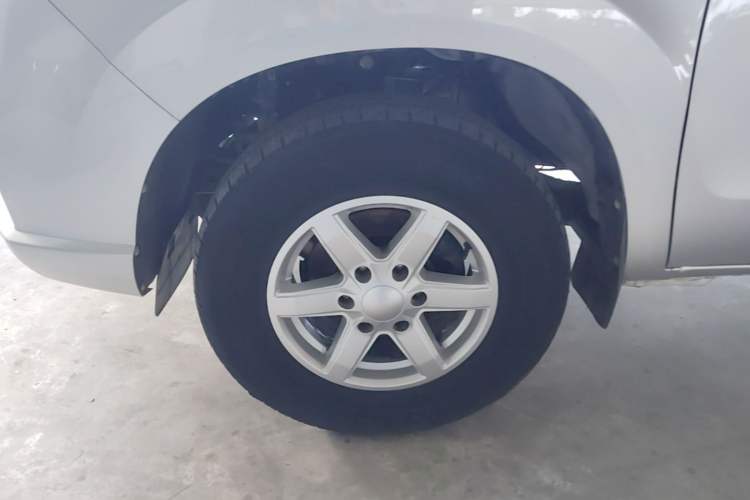 Used JMC Baodian 2020 2.5T Diesel Two-Wheel Drive Comfort Edition Long Wheelbase JX4D25A6L Left Front Wheel Hub