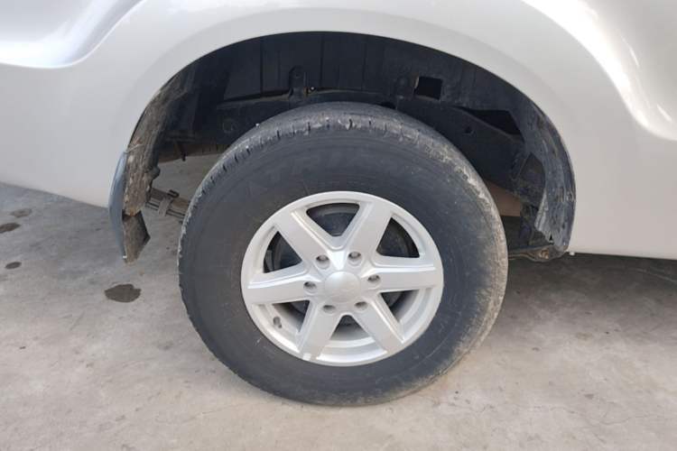 Used JMC Baodian 2020 2.5T Diesel Two-Wheel Drive Comfort Edition Long Wheelbase JX4D25A6L Right Rear Wheel Hub