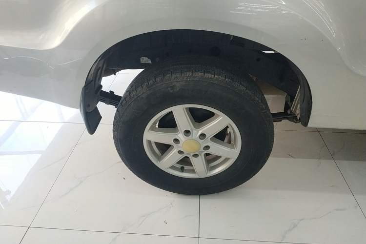 Used JMC Baodian 2020 2.5T Diesel Two-Wheel Drive Comfort Edition Long Wheelbase JX4D25A6L Right Rear Wheel Hub