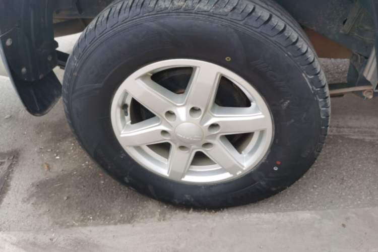 Used JMC Baodian 2020 2.5T Diesel Two-Wheel Drive Luxury Edition Long Wheelbase JX4D25A6L Right Rear Wheel Hub