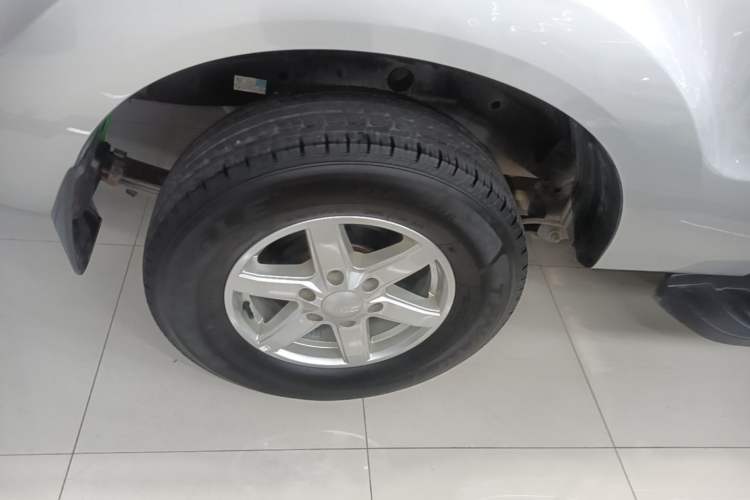 Used JMC Baodian 2020 2.5T Diesel Two-Wheel Drive Comfort Edition Long Wheelbase JX4D25A6L Right Rear Wheel Hub