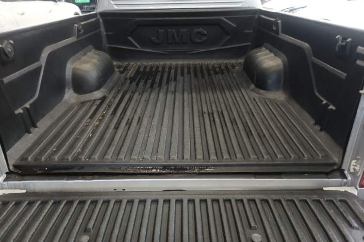 Used JMC Baodian 2020 2.5T Diesel Two-Wheel Drive Comfort Edition Long Wheelbase JX4D25A6L Trunk