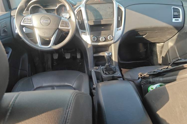 Used JMC Baodian 2020 2.5T Diesel Two-Wheel Drive Comfort Edition Long Wheelbase JX4D25A6L Center Console