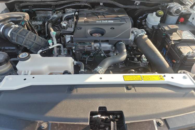 Used JMC Baodian 2020 2.5T Diesel Two-Wheel Drive Comfort Edition Long Wheelbase JX4D25A6L Engine Bay