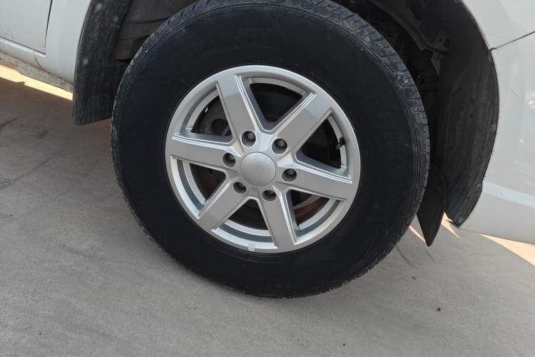 Used JMC Baodian 2020 2.5T Diesel Two-Wheel Drive Comfort Edition Long Wheelbase JX4D25A6L Right Front Wheel Hub