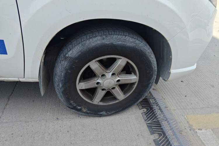Used JMC Baodian 2020 2.5T Diesel Two-Wheel Drive Comfort Edition Long Wheelbase JX4D25A6L Right Front Wheel Hub