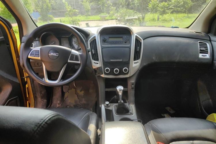 Used JMC Baodian 2020 2.5T Diesel Two-Wheel Drive Comfort Edition Long Wheelbase JX4D25A6L Center Console