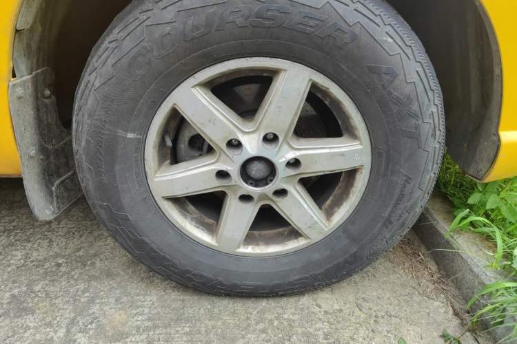 Used JMC Baodian 2020 2.5T Diesel Two-Wheel Drive Comfort Edition Long Wheelbase JX4D25A6L Right Front Wheel Hub
