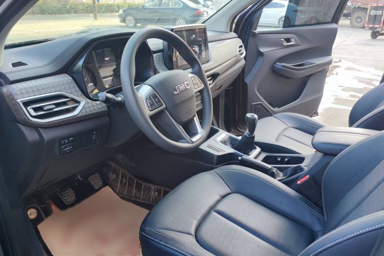 Used JMC Baodian 2022 2.5T Diesel Two-Wheel-Drive Comfort Edition Standard Wheelbase JX4D25A6L Interior 5