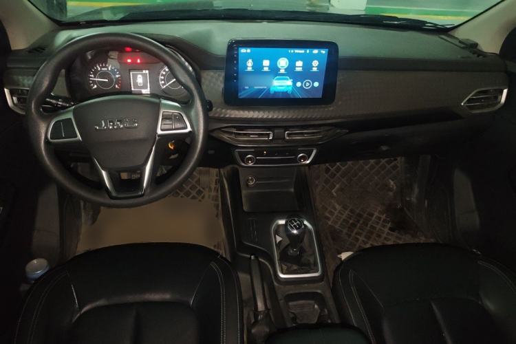 Used JMC Baodian 2022 2.5T Diesel Two-Wheel-Drive Comfort Edition Standard Wheelbase JX4D25A6L Center Console