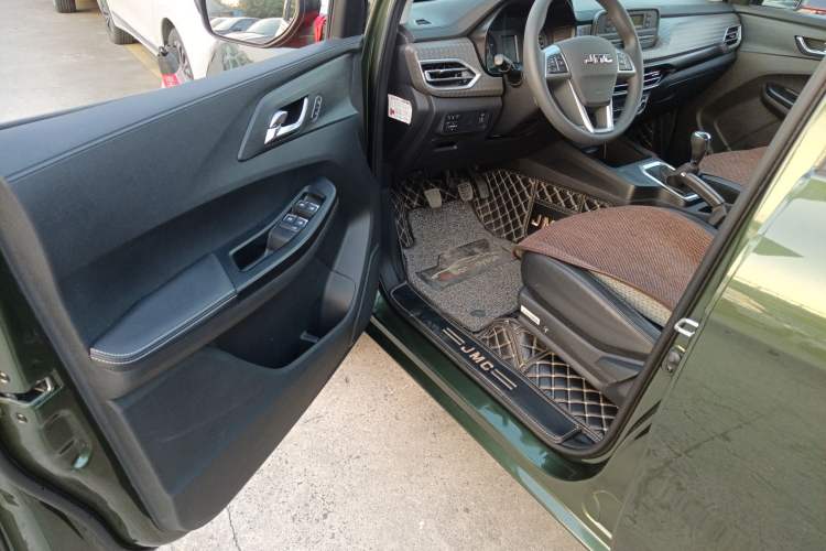 Used JMC Baodian 2022 2.5T Diesel 2WD Comfort Edition with Flat Bed and Extended Wheelbase – JX4D25A6L Driver Seat