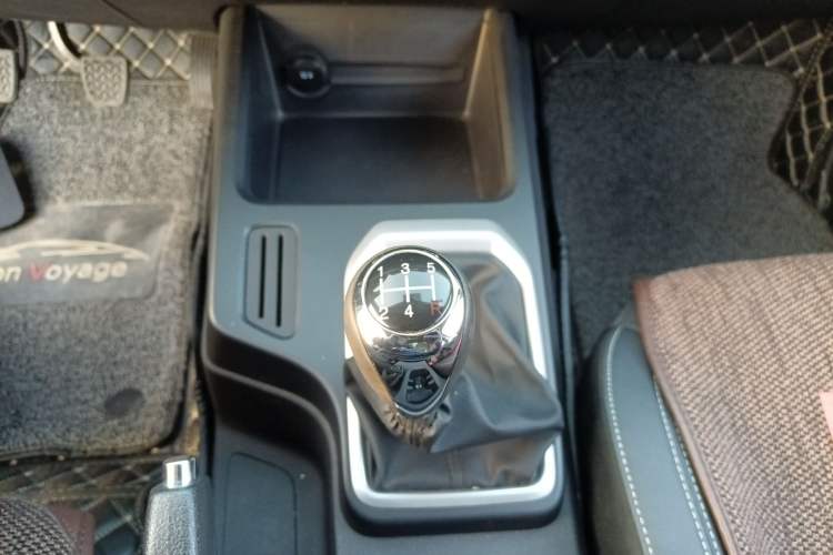 Used JMC Baodian 2022 2.5T Diesel 2WD Comfort Edition with Flat Bed and Extended Wheelbase – JX4D25A6L Gear Lever