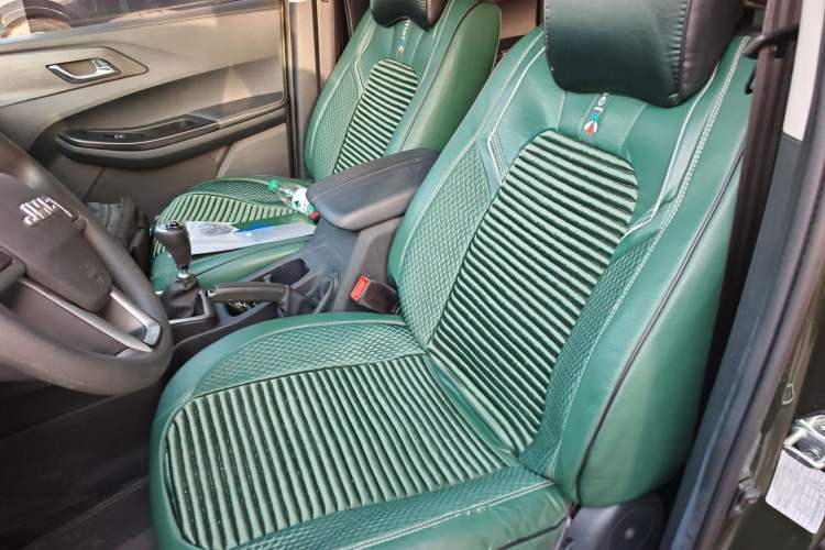 Used JMC Baodian 2022 2.5T Diesel 2WD Comfort Edition with Flat Bed and Extended Wheelbase – JX4D25A6L Left Front Seat