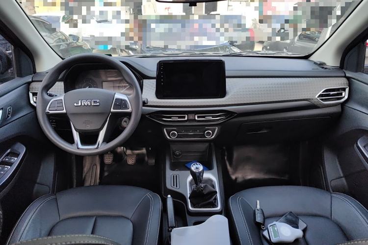 Used JMC Baodian 2022 2.5T Diesel 2WD Comfort Edition with Flat Bed and Extended Wheelbase – JX4D25A6L Center Console