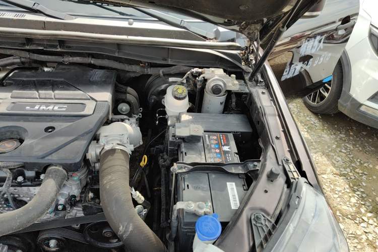 Used JMC Baodian 2022 2.5T Diesel 2WD Comfort Edition with Flat Bed and Extended Wheelbase – JX4D25A6L Engine Bay Left