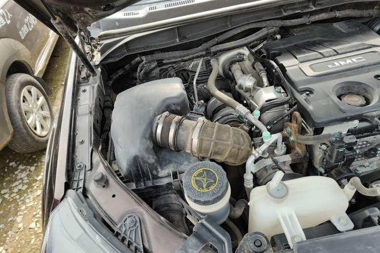 Used JMC Baodian 2022 2.5T Diesel 2WD Comfort Edition with Flat Bed and Extended Wheelbase – JX4D25A6L Engine Bay Right