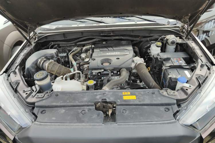 Used JMC Baodian 2022 2.5T Diesel 2WD Comfort Edition with Flat Bed and Extended Wheelbase – JX4D25A6L Engine Bay