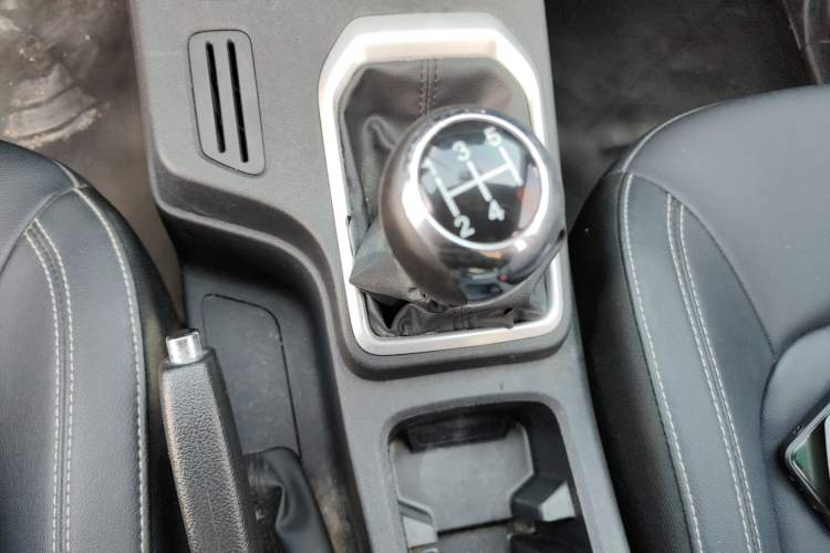 Used JMC Baodian 2022 2.5T Diesel 2WD Comfort Edition with Flat Bed and Extended Wheelbase – JX4D25A6L Gear Lever