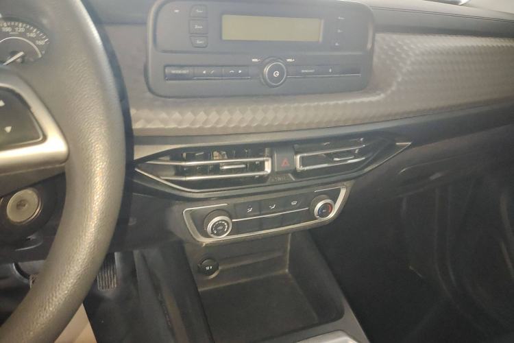 Used JMC Baodian 2022 2.5T Diesel 4x4 Comfort Edition Standard Wheelbase JX4D25A6L Audio And AC Panel