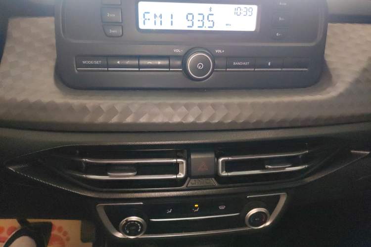 Used JMC Baodian 2022 2.5T Diesel Two-Wheel-Drive Comfort Edition Standard Wheelbase JX4D25A6L Audio And AC Panel