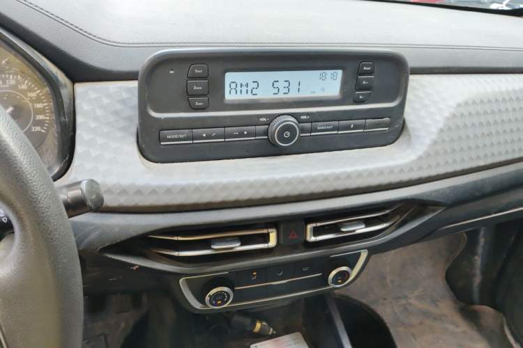 Used JMC Baodian 2022 2.5T Diesel Two-Wheel Drive Comfort Edition Long Wheelbase JX4D25A6L Audio And AC Panel