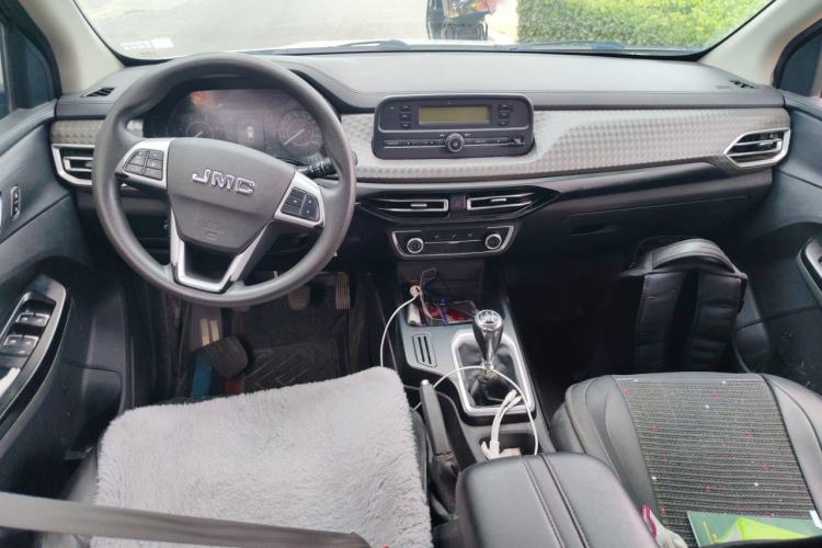 Used JMC Baodian 2022 2.5T Diesel Two-Wheel Drive Comfort Edition Long Wheelbase JX4D25A6L Center Console