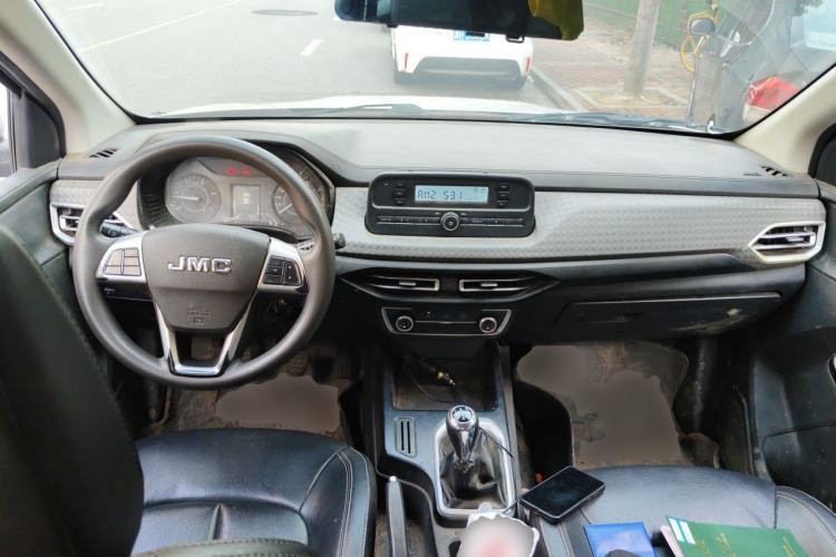 Used JMC Baodian 2022 2.5T Diesel Two-Wheel Drive Comfort Edition Long Wheelbase JX4D25A6L Center Console