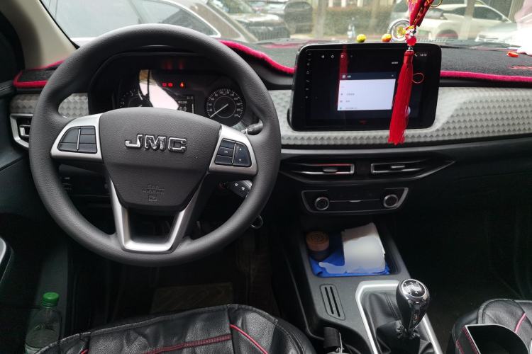 Used JMC Baodian 2022 2.5T Diesel Two-Wheel-Drive Comfort Edition Standard Wheelbase JX4D25A6L Center Console