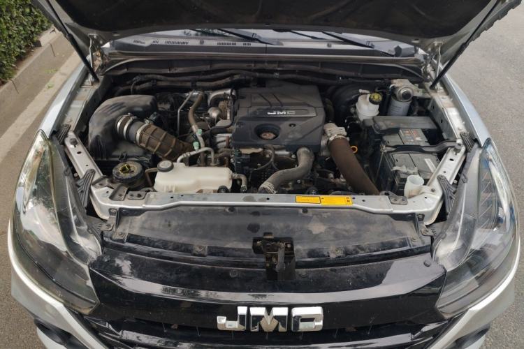 Used JMC Baodian 2022 2.5T Diesel Two-Wheel Drive Comfort Edition Long Wheelbase JX4D25A6L Engine Bay